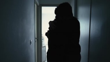 Kavga üstüne kavga eden bir çift. Koca sevgisini ve desteğini göstermek için sarılıyor. Apartman koridorunda siluet içinde duran bir ilişki.