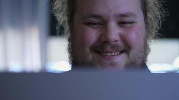 Ein Glücklicher Mann Vor Dem Computerbildschirm Der Internet Surft Nahaufnahme — Stockvideo