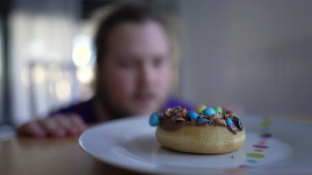 皿の上にドーナツスナックの前に人 砂糖の炭水化物の食糧からの1人の太りすぎの男性断食 男の食事 規律減量の概念 — ストック動画
