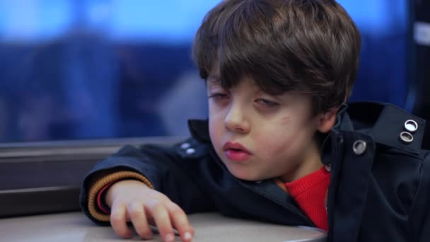 Enfant Fatigué Endort Frotte Les Yeux Avec Main Intérieur Train — Video