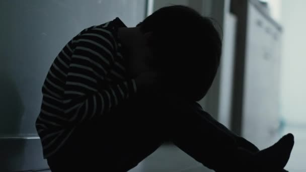 Anak Yang Takut Menderita Karena Bullying Dan Trauma Duduk Lantai — Stok Video