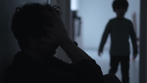 Oğlu Tarafından Teselli Edilirken Babasının Maddi Sıkıntılar Çektiği Dramatik Bir — Stok video
