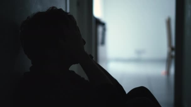 危機の間 暗い家の床に座って恥をかいて顔を覆う一人の男性 うつ病を患っている人 — ストック動画