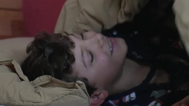 Kind Wacht Morgen Auf Ein Kleiner Junge Steigt Aus Dem — Stockvideo
