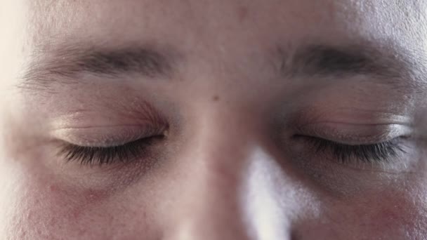 Человек Закрывает Глаза Медитации Открывает Глаза Глядя Камеру Макро Закрывает — стоковое видео