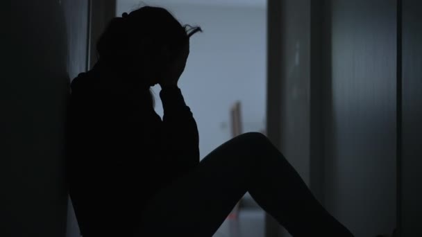 Одинокая Женщина Сидящая Дома Одна Полу Покрывая Лицо Стыдом Сожалением — стоковое видео