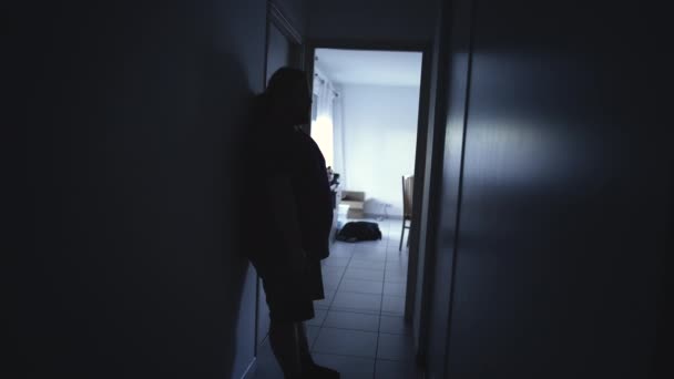 一个人孤身一人在家里感到孤独 — 图库视频影像