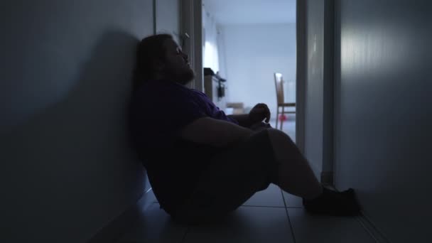 Persona Que Sufre Enfermedad Mental Sentada Pasillo Casa Sola Hombre — Vídeos de Stock