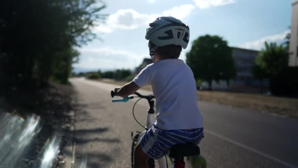 Indietro Del Bambino Imparare Andare Bicicletta Indossando Casco Bicicletta Strada — Video Stock