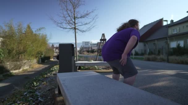 Mann Steht Auf Und Leidet Unter Rückenschmerzen Ein Beiläufiger Übergewichtiger — Stockvideo