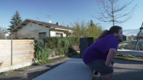 Ein Übergewichtiger Mann Mit Rückenschmerzen Draußen Person Mit Chronischen Körperlichen — Stockvideo
