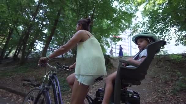 Mother Riding Bicycle Child Bike Seat Green Pathway Outdoors Family — Wideo stockowe