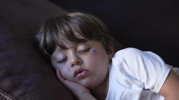 Een Kleine Jongen Slaapt Tijdens Het Middagdutje Bank Een Close — Stockvideo