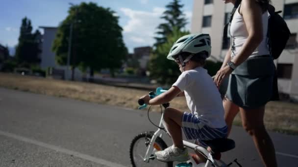 Маленький Хлопчик Втрачає Рівновагу Від Велосипеда Мати Ловить Падаючу Дитину — стокове відео