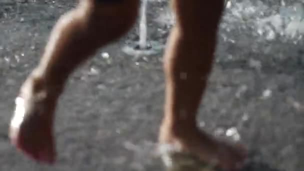 Petit Garçon Flou Courant Dans Les Jets Parc Aquatique Enfant — Video