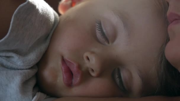 小さな男の子が寝ている 子供のマクロを閉じて眠っている 目を閉じて子供の昼寝 — ストック動画