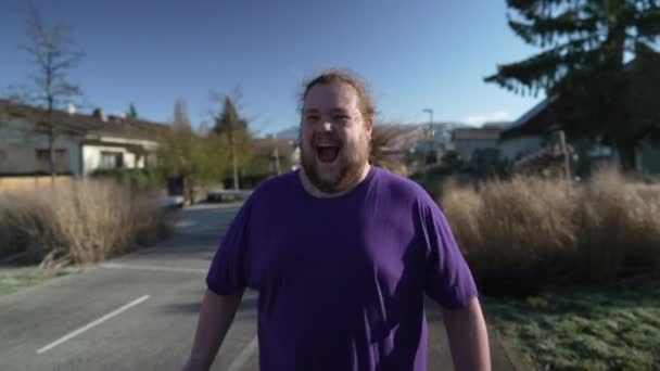 Jeden Nadšený Mladý Tlustý Muž Cítí Radost Šťastná Osoba Oslavující — Stock video