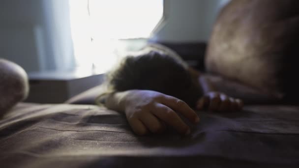 Gyerek Otthoni Kanapén Alszik Egy Alvó Gyerek Fekszik Kanapén — Stock videók