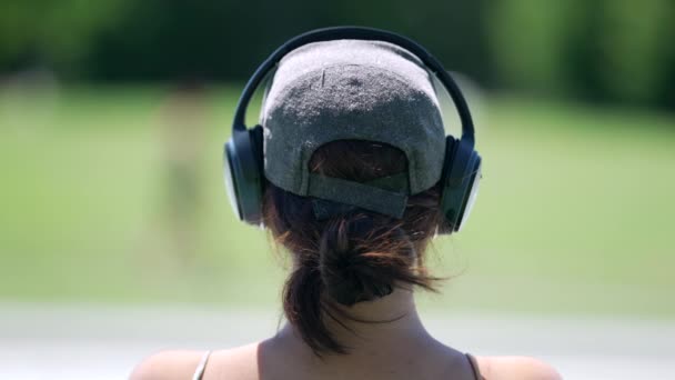Jovem Ouvindo Podcast Música Audiolivro Fones Ouvido Sentados Banco Parque — Vídeo de Stock