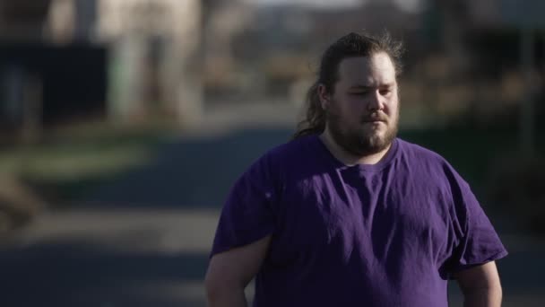Düşünceli Bir Genç Adam Dışarıda Dalgın Dalgın Dikiliyor Düşünceli Şişman — Stok video