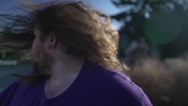 Jeden Vtipný Nadváha Mladý Muž Potřásající Hlavou Dlouhými Vlasy Šťastný — Stock video