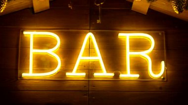 Sarı renkli reklamcılık sektöründe el hareketinde iş girişinde bar floresan ışığı tabelası.