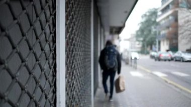 Boş yerel bir dükkan. Şehir kaldırımındaki metal kapı kapandı. Ticari mekan kilitlendi