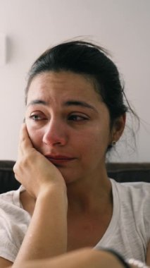 Depresyondaki kadın akıl hastalığından muzdarip. Duygusal stres içindeki mutsuz kadın. Dikey Videoda ağlayan yetişkin bir kızın portresi