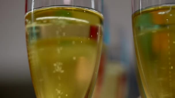 Zavřít Stopy Bublin Sklenicích Šampaňského — Stock video