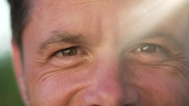 Lycklig Man Makro Porträtt Ansikte Närbild Leende Utanför Med Solljus — Stockvideo