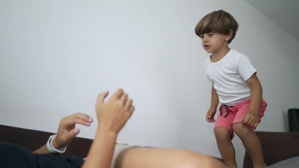 Маленький Мальчик Прыгает Маму Счастливый Ребенок Прыгает Родителя Мама Ловит — стоковое видео