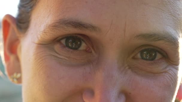 Kobiece Oczy Patrzące Kamerę Zewnątrz Makro Zbliżenie Letnia Kobieta Osoba — Wideo stockowe