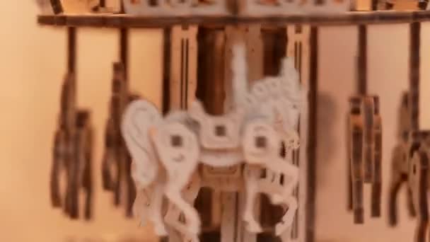 Fából Készült Kézműves Játék Körhinta Mozgásban Miniatűr Lovak Mozgásban Vintage — Stock videók