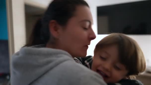 母親は子供を抱いてキスでいっぱい 小さな男の子の息子に愛と愛情を与える本物の実生活のお母さん 幸福の概念 — ストック動画