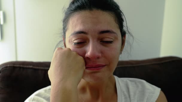 Портрет Неспокійної Жінки Яка Плаче Відчаї Важкі Часи Крупним Планом — стокове відео