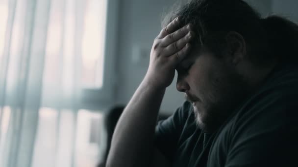 Depressieve Man Zittend Bank Droevige Ongelukkige Persoon Die Lijdt Aan — Stockvideo