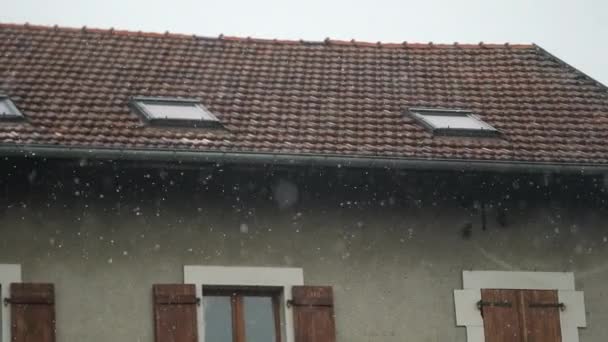 Schnee Fällt Winter Auf Hausdächer Traditionelle Architektur Bei Schneefall Außenbereich — Stockvideo