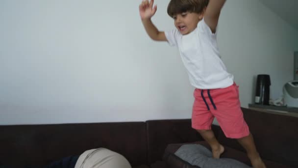 Niño Activo Saltando Sobre Madre Sofá Divertida Escena Auténtica Familia — Vídeos de Stock