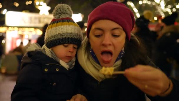Mother Child Eating Food Winter Christmas Market European Winter Season — Stok Video
