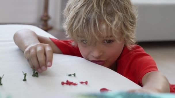Κοντινό Πρόσωπο Παιδιού Παίζει Στρατιωτάκια Ένα Ευφάνταστο Μικρό Αγόρι Παίζει — Αρχείο Βίντεο