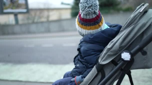 冬の季節に親が子供を散歩 暖かい服を着た子供ビーニーとコート — ストック動画