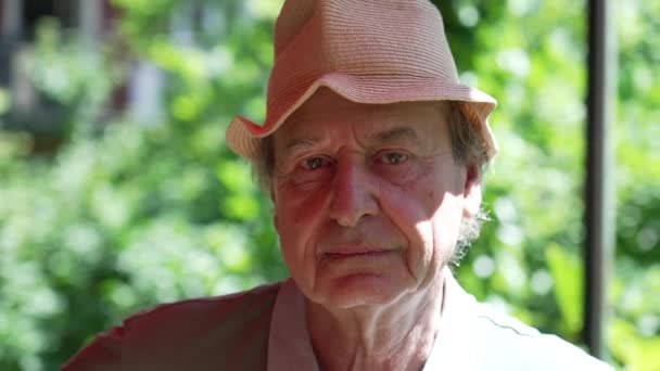 Ein Lustiges Seniorenporträt Mit Wechselndem Gesichtsausdruck Ältere Menschen Mit Hut — Stockvideo