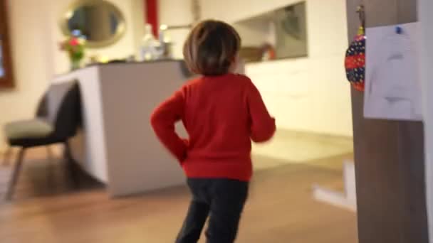 Seorang Anak Bahagia Berlari Rumah Ruang Tamu Modern Kembali Pelari — Stok Video