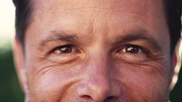Makro Oczy Szczęśliwego Człowieka Patrzącego Kamerę Zbliżenie Mężczyzny Czterdziestce Uśmiechniętego — Wideo stockowe