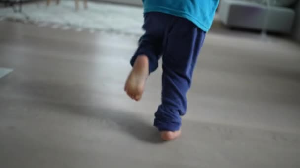 Kaki Anak Tertutup Berlari Interior Rumah Kembali Dari Satu Bahagia — Stok Video