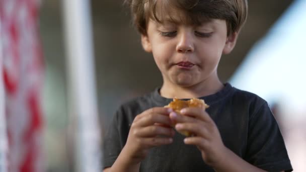 Bambino Spuntino Pane Fuori Piccolo Ragazzo Piedi All Aperto Mangiare — Video Stock