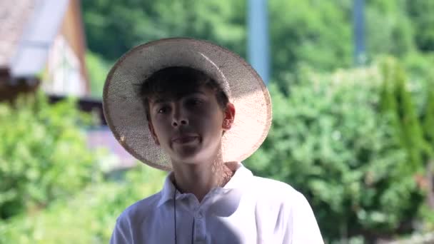 Ung Pojke Panama Hatt Utanför Uppriktig Tonåring Bär Moderiktiga Kläder — Stockvideo