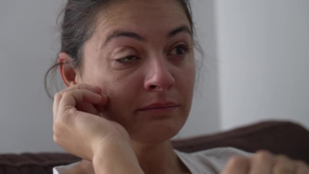 Retrato Uma Mulher Solitária Que Sofre Problemas Mentais Durante Tempos — Vídeo de Stock
