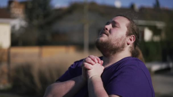 Giovane Speranzoso Che Prega Dio Una Persona Religiosa Spirituale Sovrappeso — Video Stock