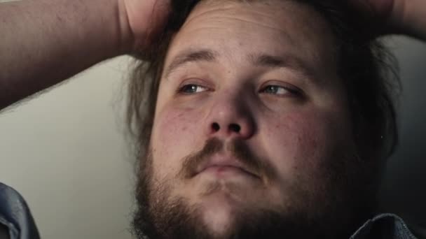 Ένας Στοχαστικός Άνθρωπος Closeup Πρόσωπο Κάθεται Στο Σπίτι Καναπέ Χέρια — Αρχείο Βίντεο